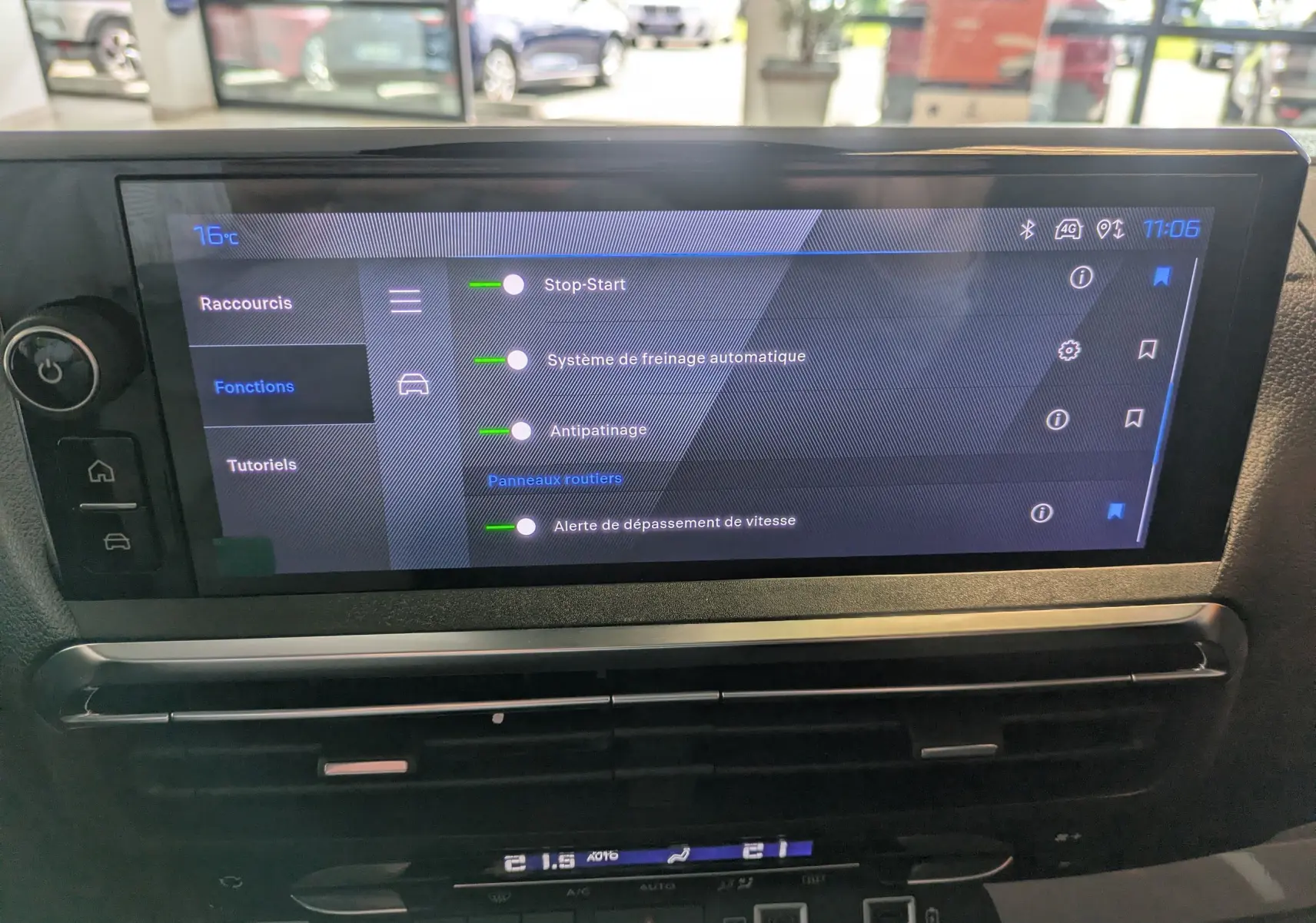Écran tactile intérieur du Peugeot Traveller 2026 affichant les fonctions d’aide à la conduite, vue de face.