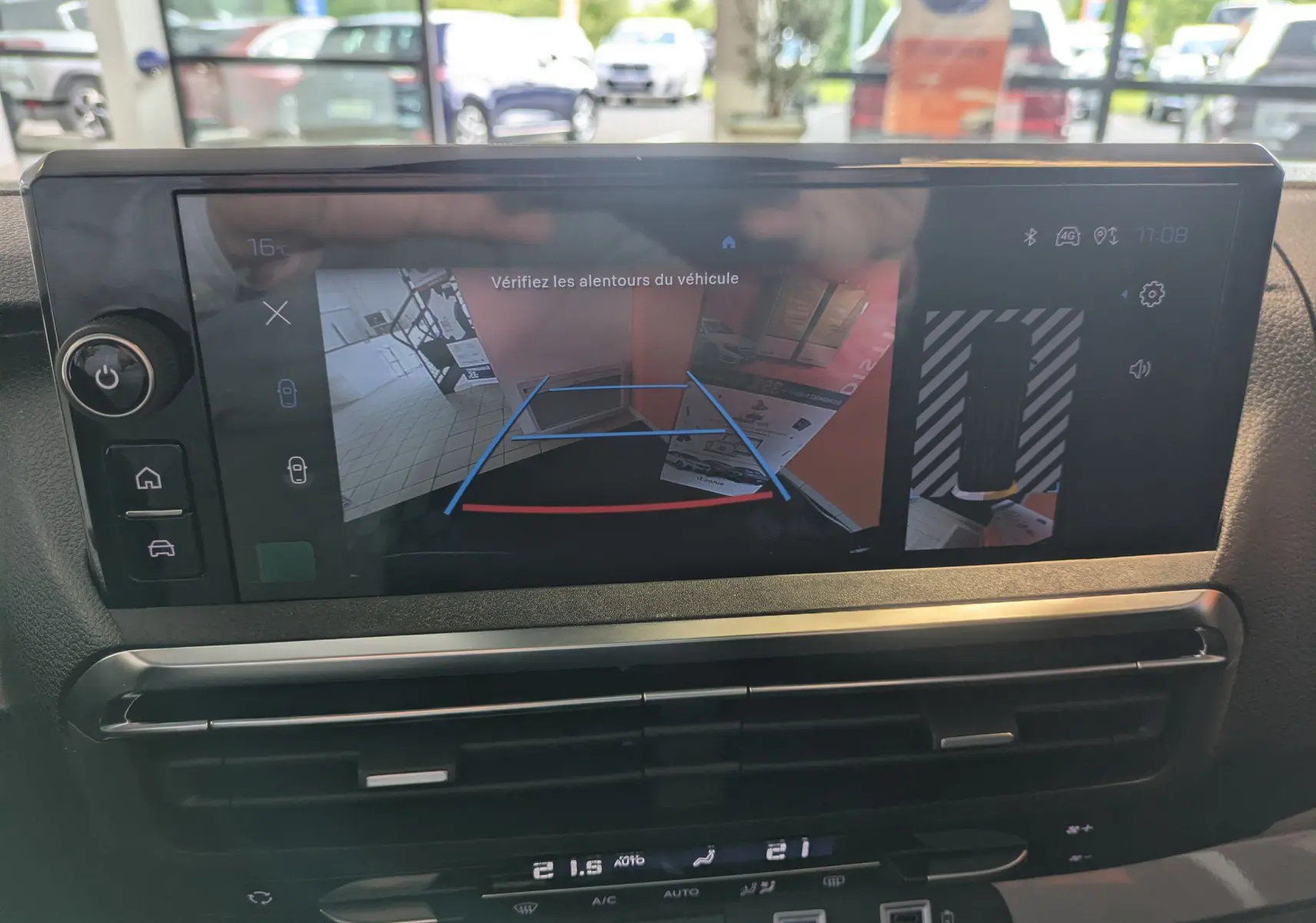 Écran tactile intérieur montrant la caméra de recul du Peugeot Traveller noir, vue frontale du tableau de bord.