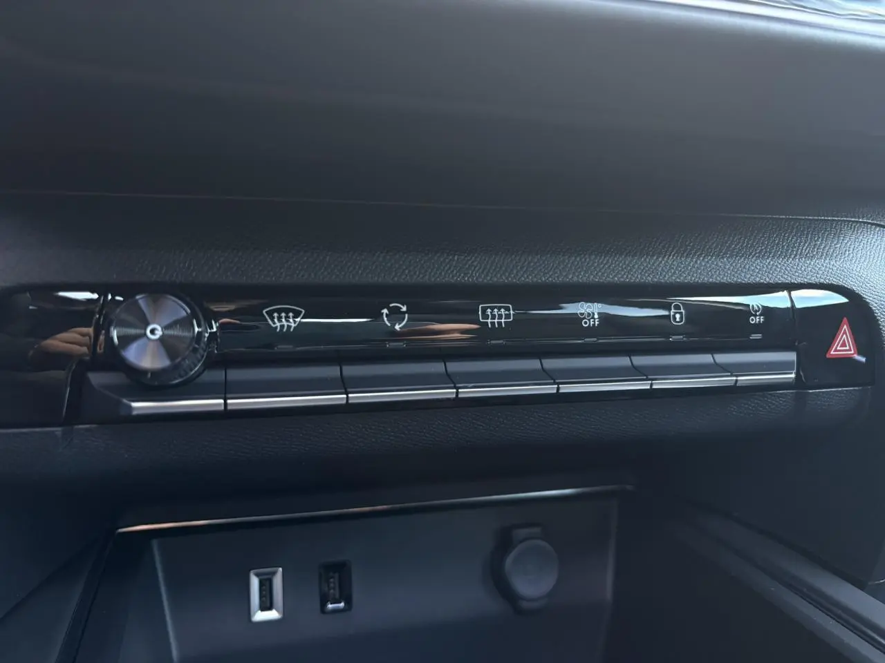 Gros plan sur la console centrale noire du Citroën C5 Aircross 2025 avec boutons de commande et ports USB visibles.
