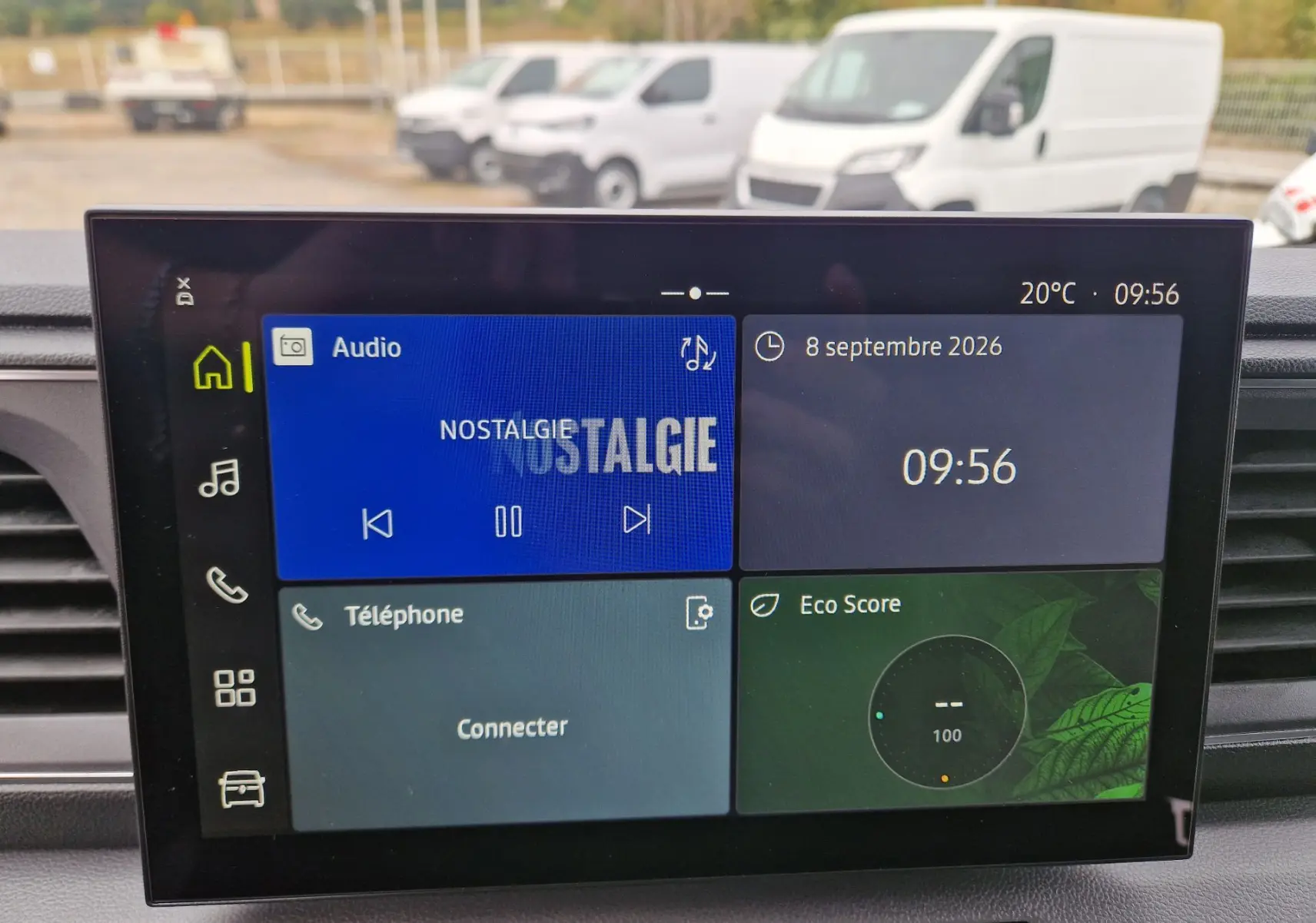 Écran tactile multimédia openR Link 10'' affichant radio, téléphone et Eco Score dans un Renault Master L2H2 gris urbain.