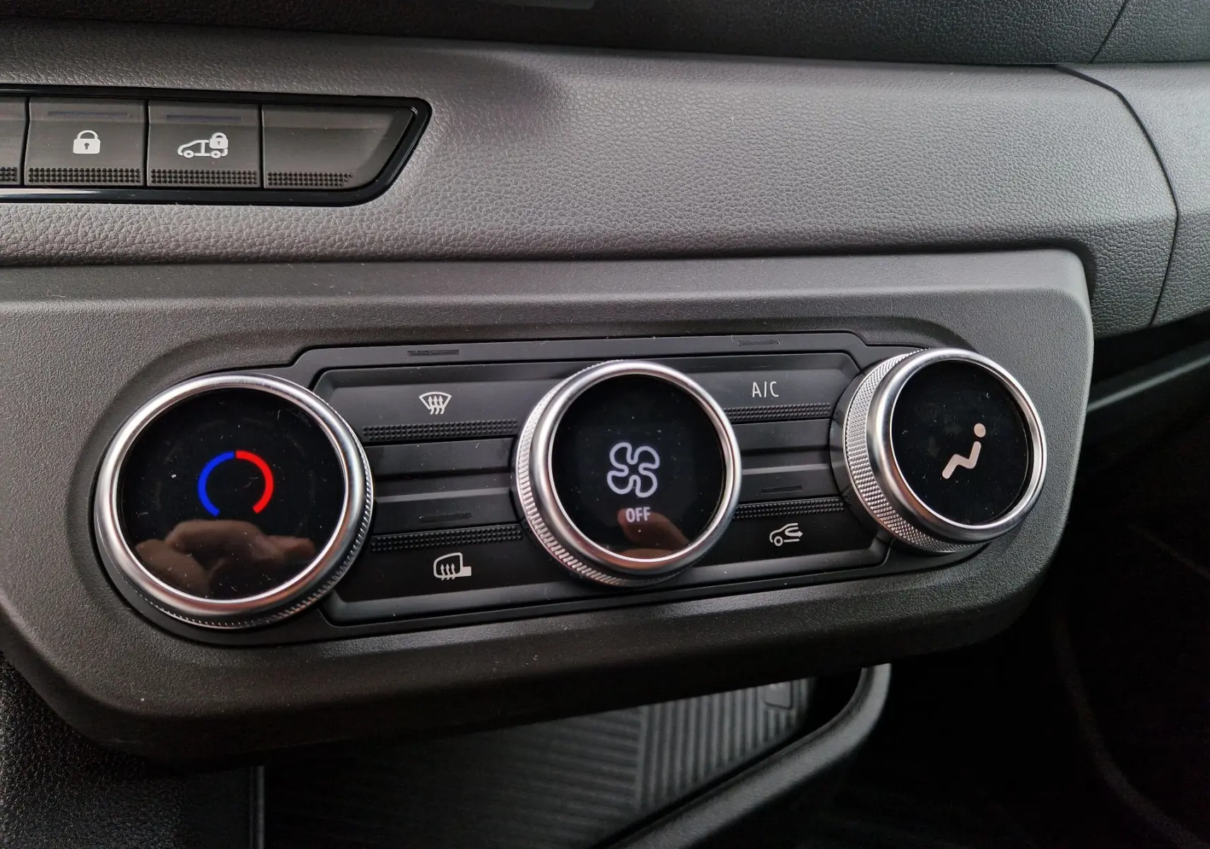 Vue rapprochée des commandes de climatisation du Renault Master 2026 gris urbain, avec boutons rotatifs et affichages lumineux.