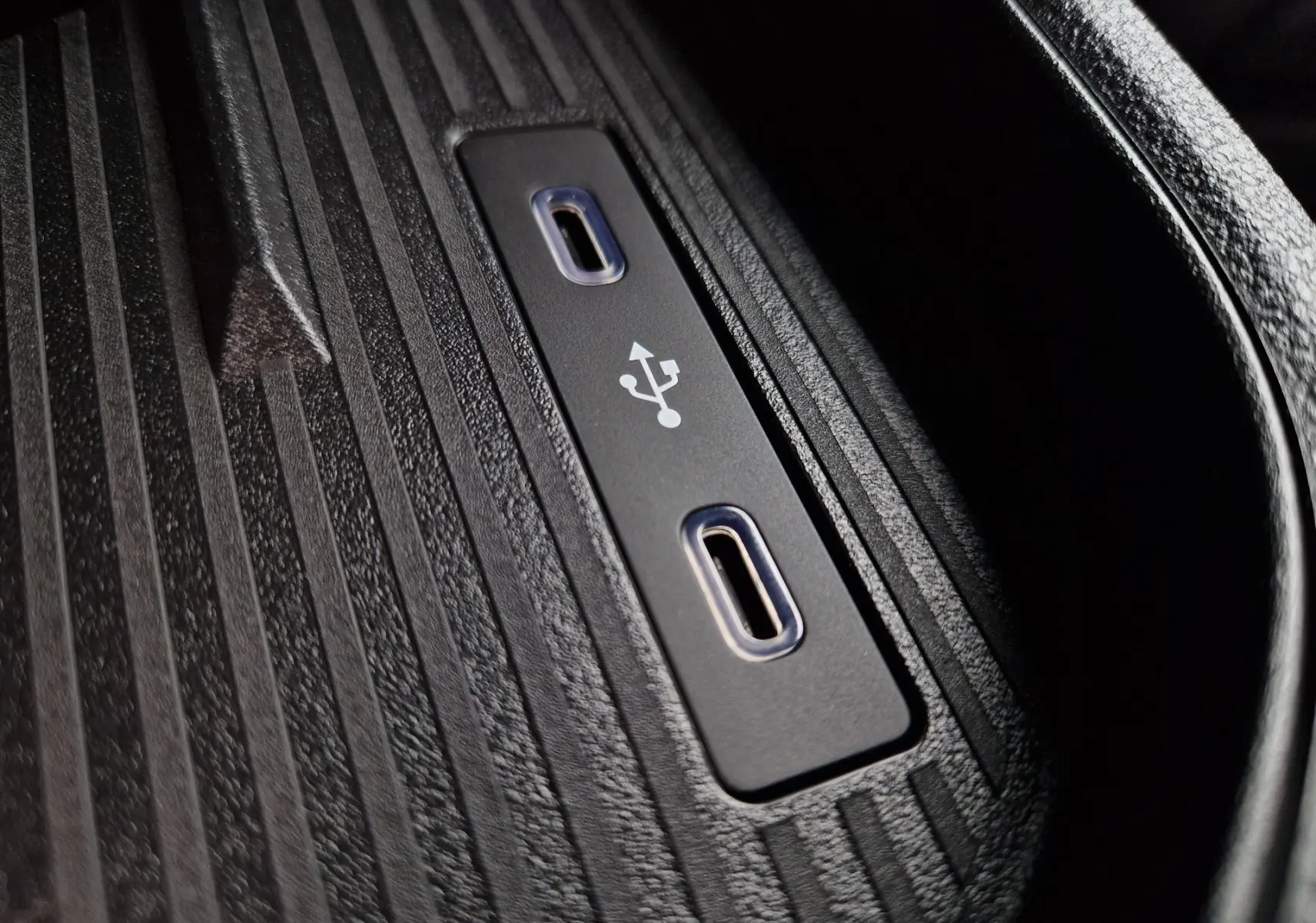 Gros plan sur deux ports USB-C intégrés dans la console centrale noire du Renault Master L2H2 gris urbain.