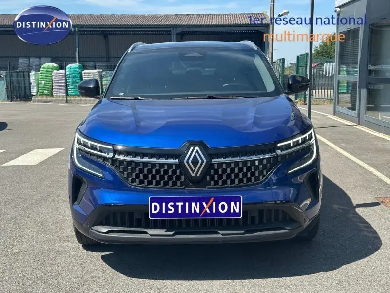 Vue avant d'un Renault Austral 2025 bleu Iron avec calandre noire et logo Renault central bien visible.