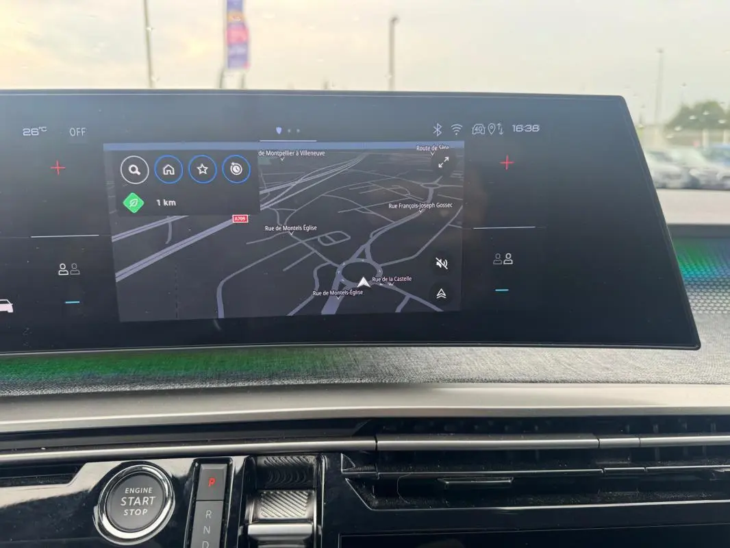 Affichage du cockpit numérique du Peugeot 5008 Hybrid 145 ch GT avec navigation, vu de face à l'intérieur du véhicule.