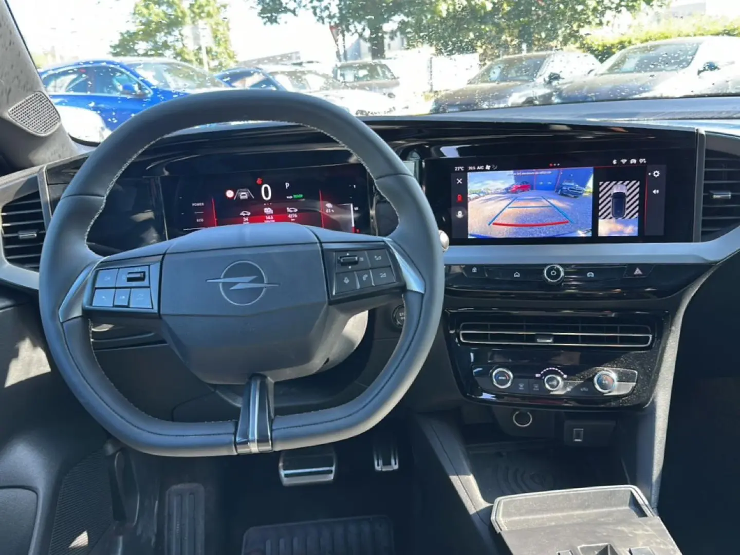 Vue intérieure centrée sur le volant noir et le tableau de bord numérique de l'Opel Mokka Electric 2025.