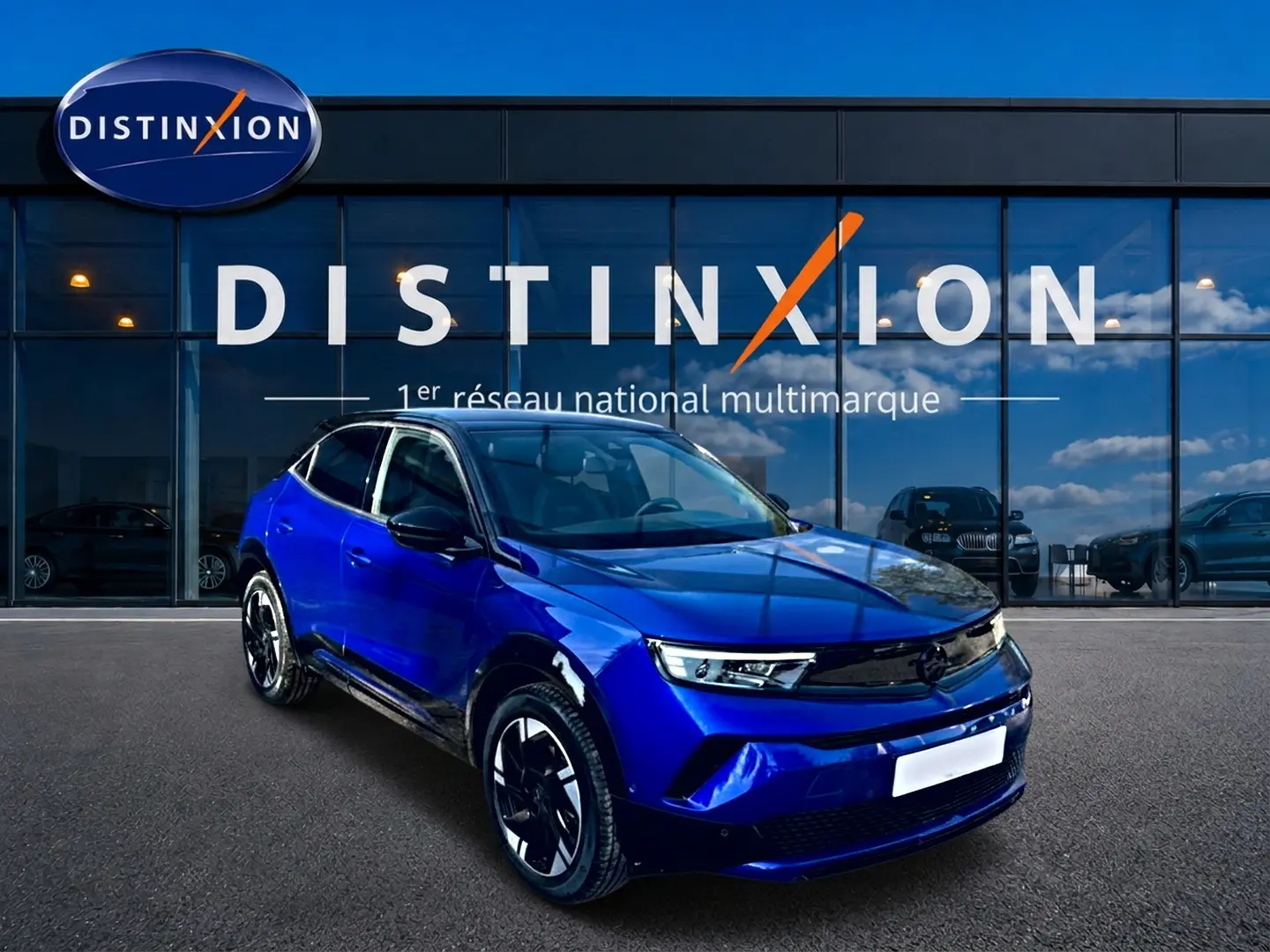 Opel Mokka Electric 156 GS bleu en 3/4 avant droit, avec jantes alu et calandre noire brillante.