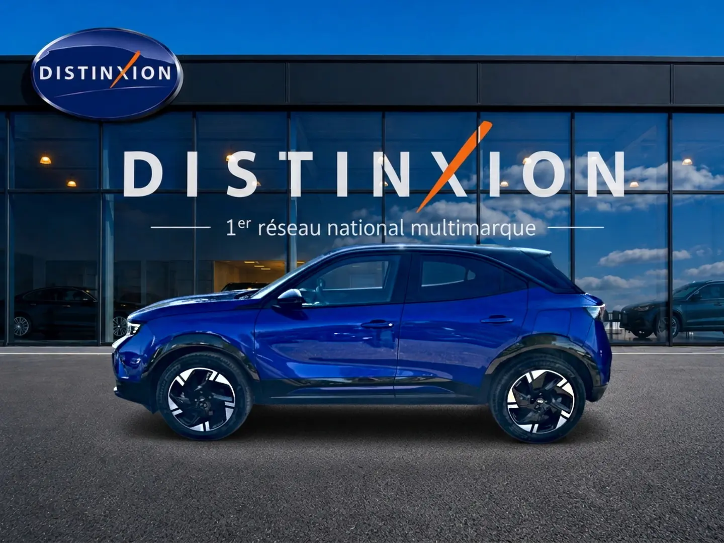 Profil latéral droit d'un Opel Mokka Electric 156 gs bleu, avec jantes alu noires et détails noirs contrastants.