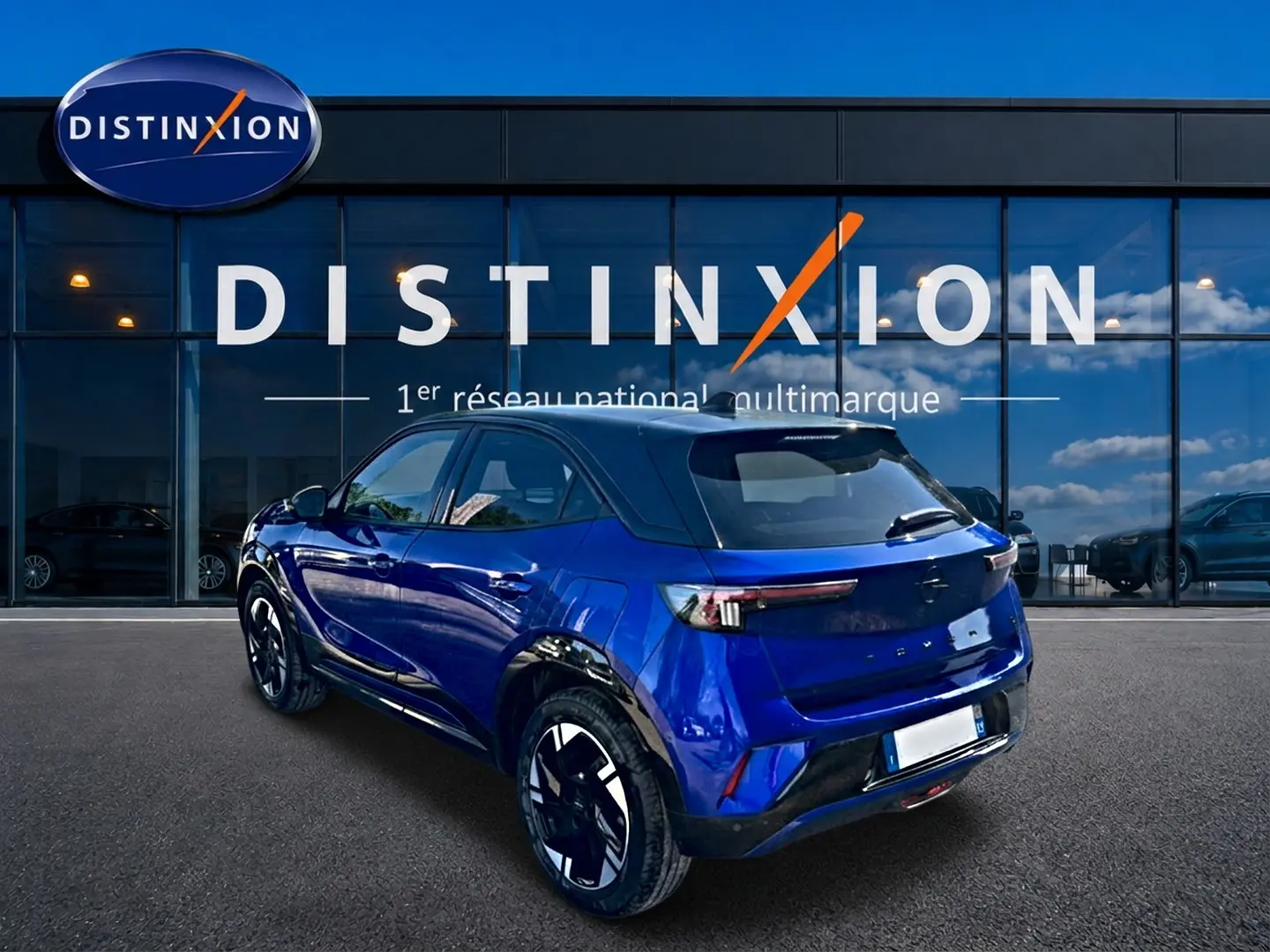Opel Mokka Electric 156 GS bleu en 3/4 arrière droit, avec jantes alu et feux arrière LED visibles.
