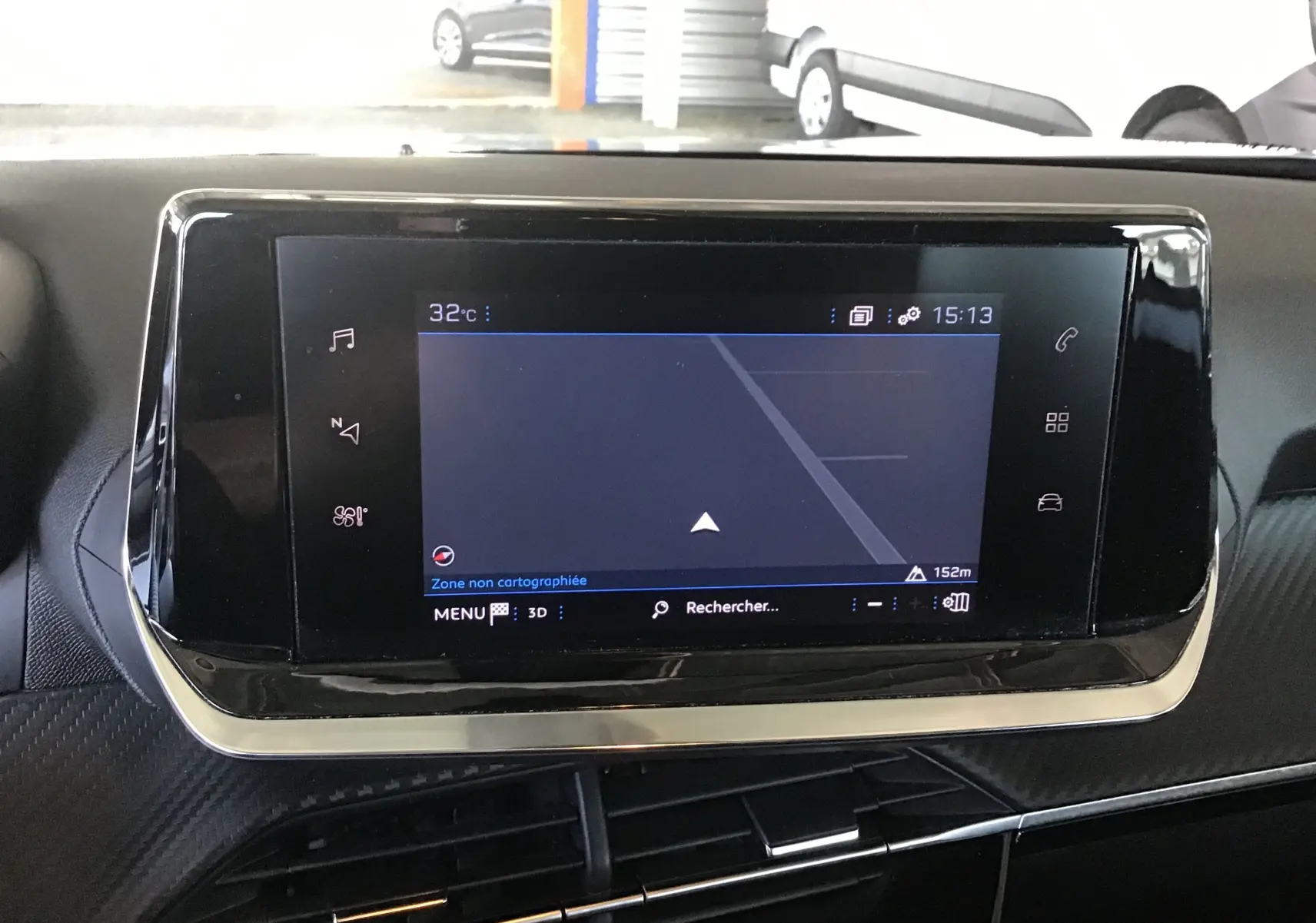 Écran tactile central du GPS du Peugeot 2008 1.5 BlueHDi 110 Active Pack, vue intérieure frontale.