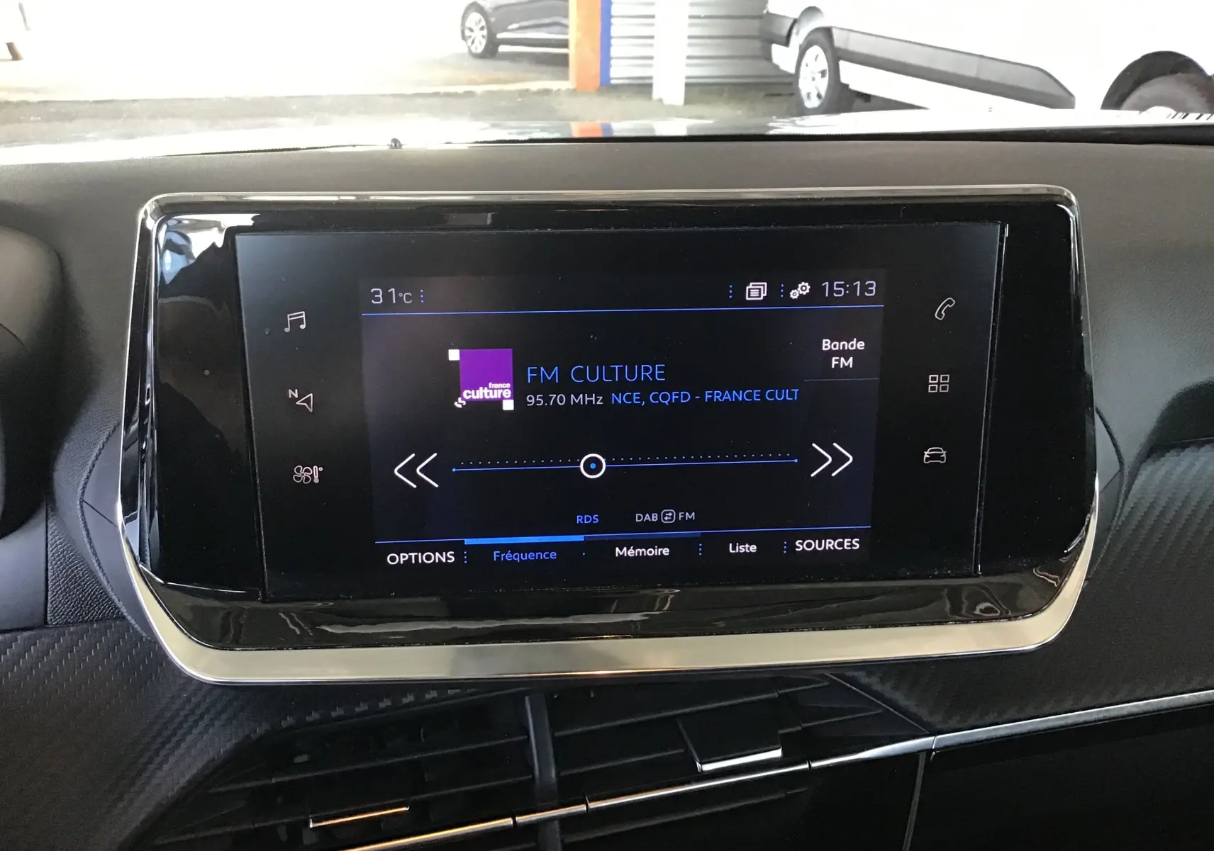 Écran tactile central du Peugeot 2008 1.5 BlueHDi 110 Active Pack GPS affichant la radio FM, intérieur noir.