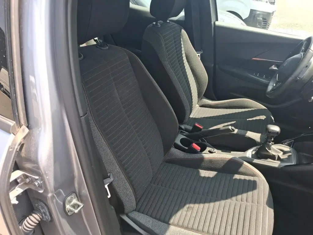 Vue 3/4 arrière droite d’un Peugeot 2008 gris Artense avec feux arrière noirs et jantes alliage foncé.