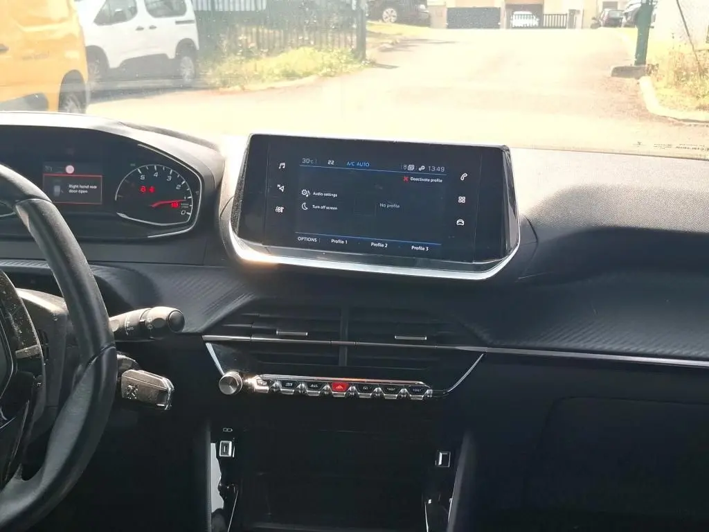 Vue intérieure côté droit des sièges arrière noirs du Peugeot 2008 1.5 BlueHDi 110 Active Pack gris Artense de 2022.
