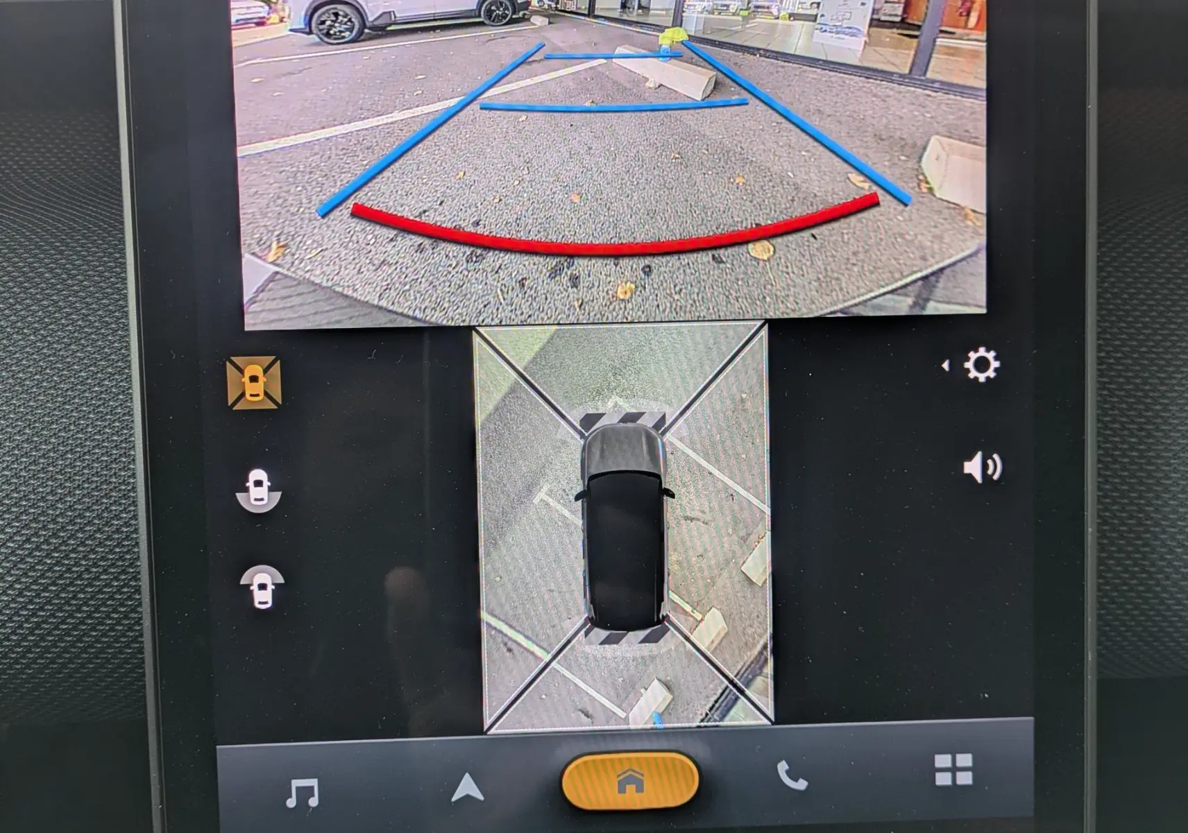 Écran tactile du tableau de bord montrant la caméra de recul et vue 360° du Citroën C5 Aircross hybride 2026.