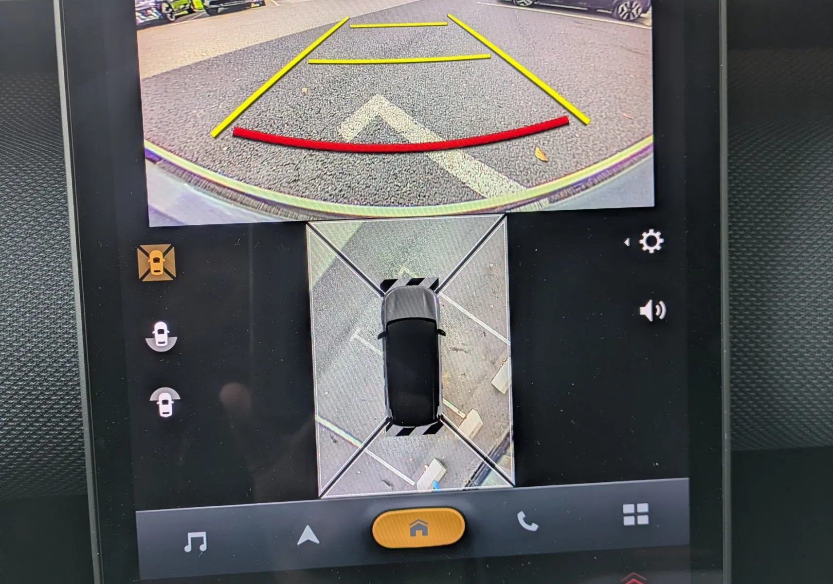 Écran tactile du système de caméra 360° du Citroën C5 Aircross hybride, affichant la vue arrière et la top-down du véhicule.