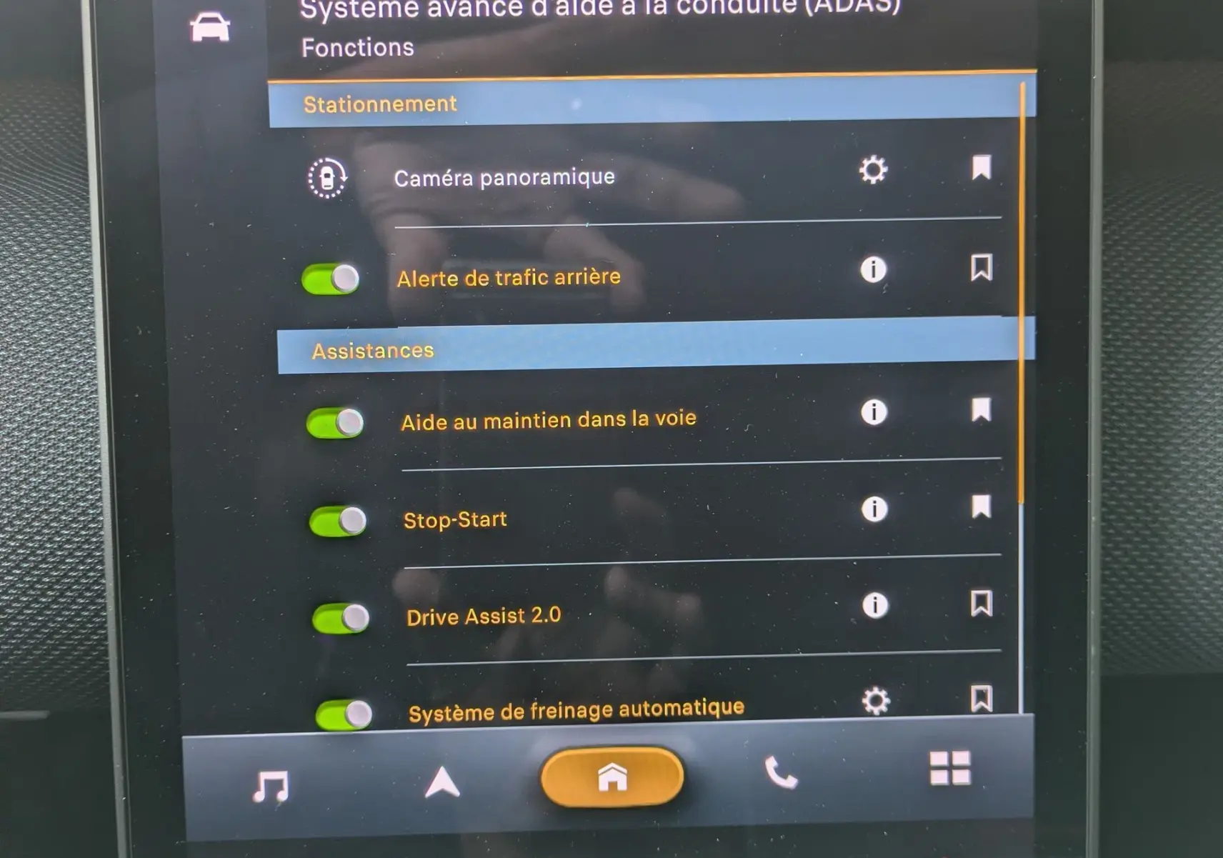 Écran tactile central du Citroën C5 Aircross Hybride 2026 affichant les aides à la conduite et fonctions de stationnement.