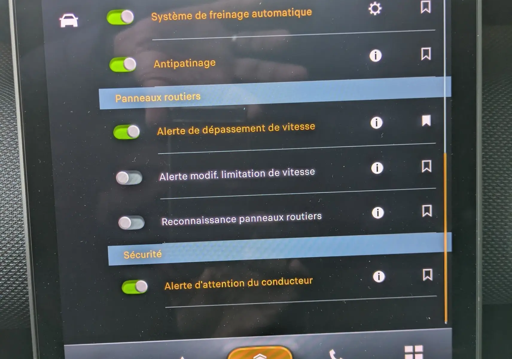 Écran tactile intérieur du Citroën C5 Aircross hybride 2026 affichant les réglages d'aides à la conduite.