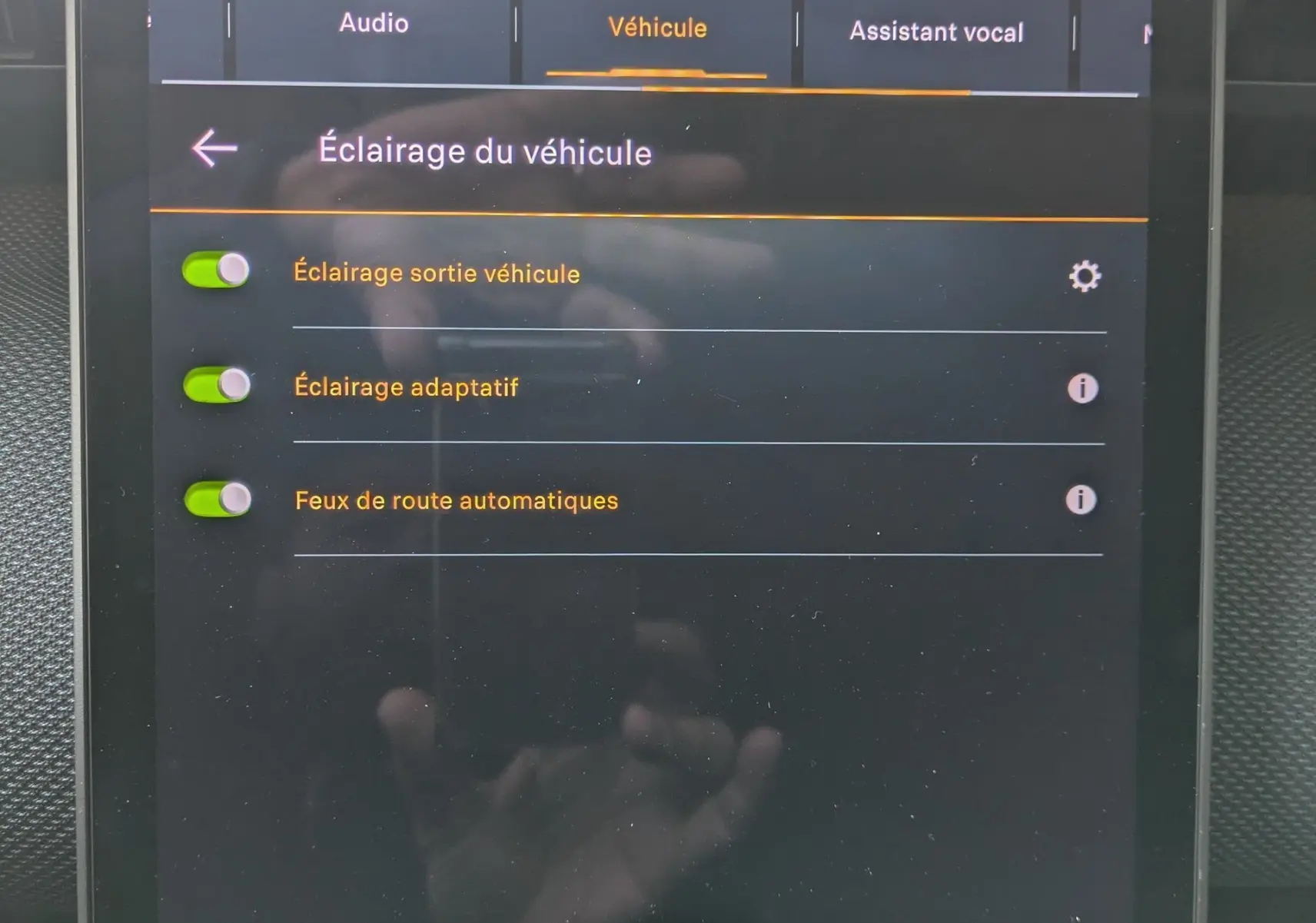 Écran tactile intérieur du Citroën C5 Aircross hybride 2026 montrant les réglages d’éclairage du véhicule.
