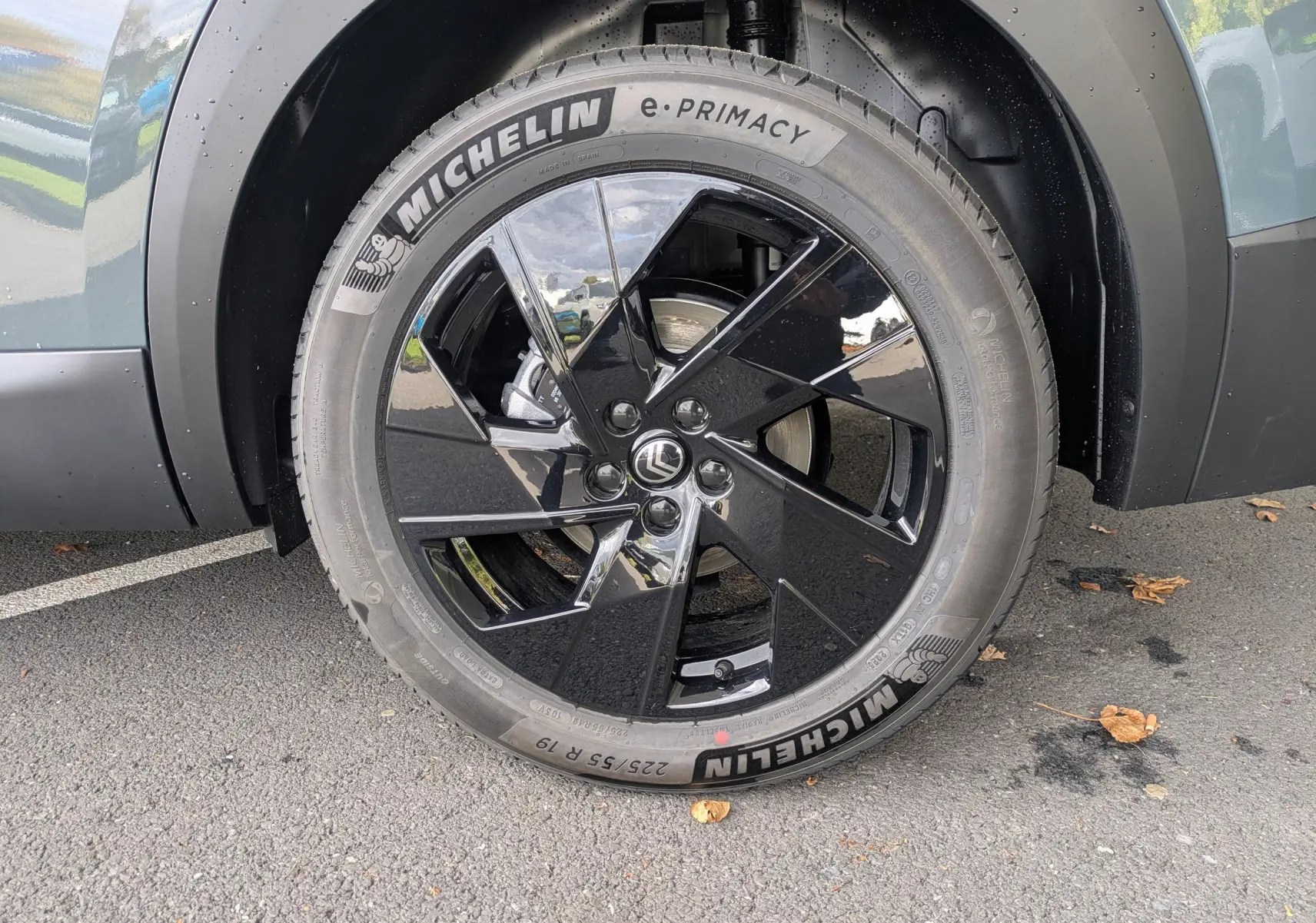 Gros plan sur la roue avant gauche du Citroën C5 Aircross hybride 2026, jante noire brillante et pneu Michelin.