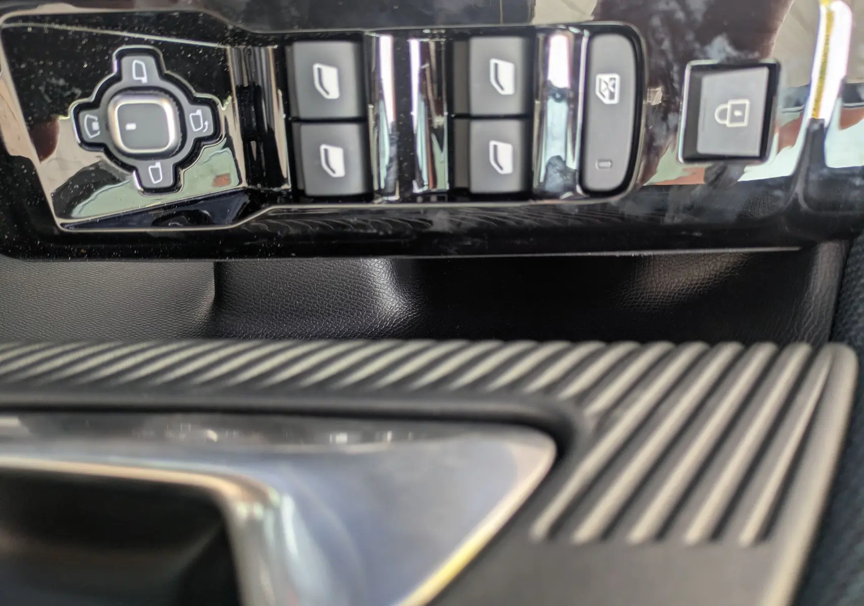 Gros plan sur les commandes de lève-vitres et verrouillage côté conducteur du Citroën C5 Aircross hybride 2026.