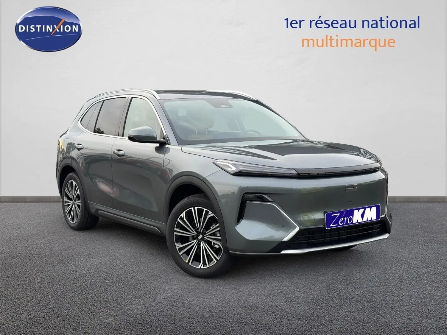Vue 3/4 avant du SUV GEELY STARRAY 1.5 EM-i 262ch Max+ en Volcanic Grey Metallic avec jantes alu distinctives.