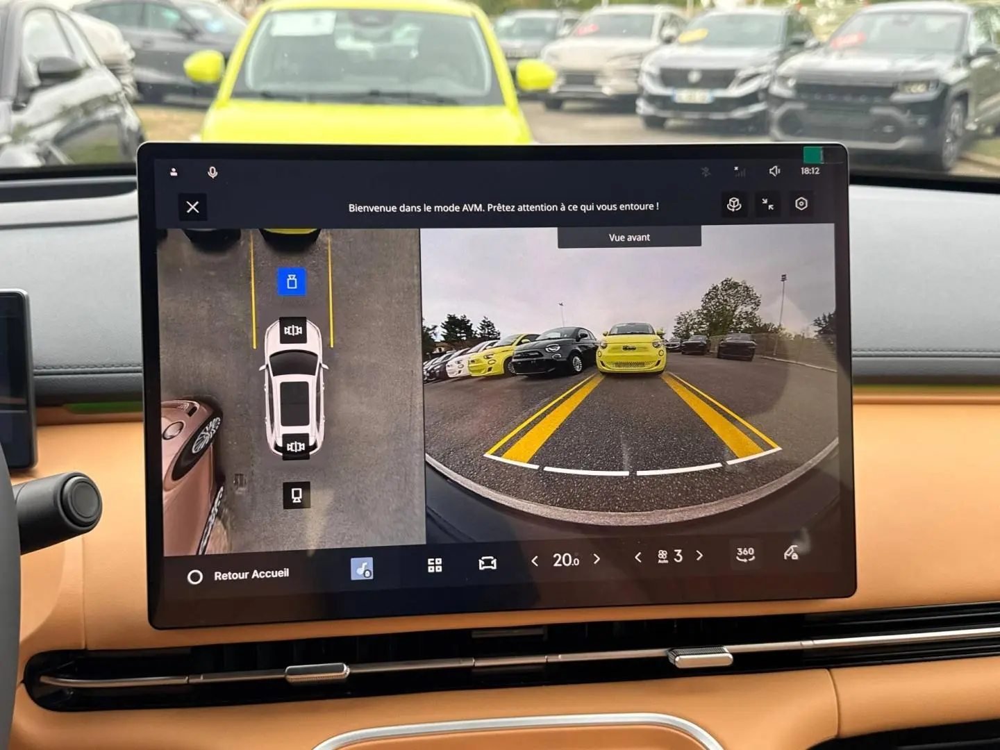 Écran tactile intérieur montrant la caméra 360° du Geely STARRAY gris volcan, vue avant et vue du dessus.
