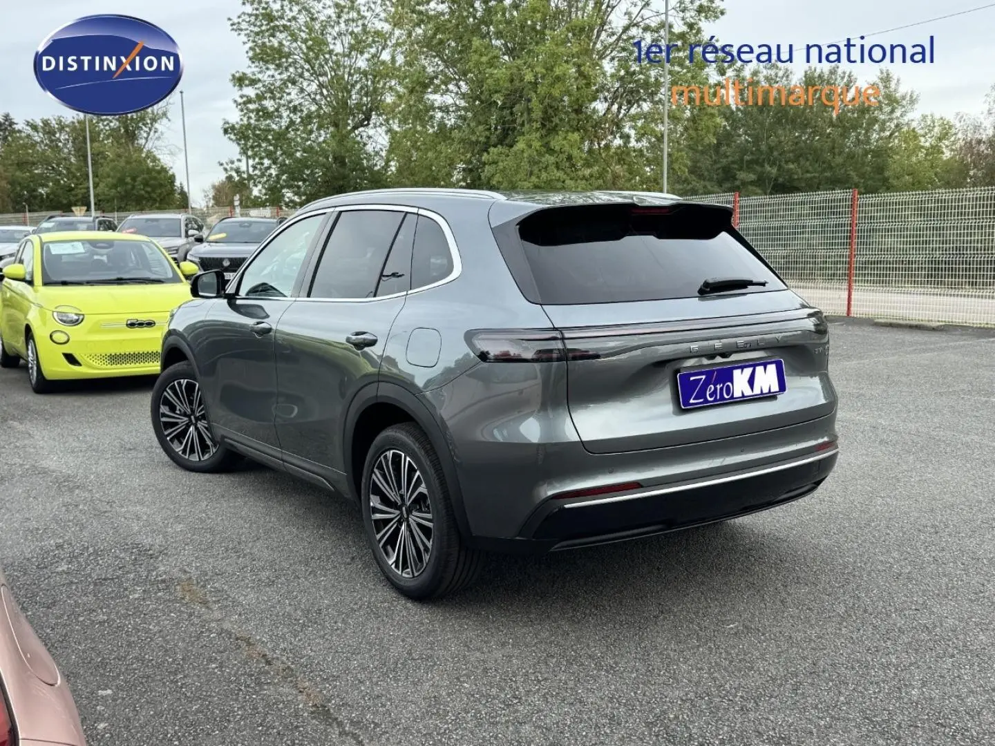 Vue 3/4 arrière droite du SUV Geely STARRAY 1.5 EM-i 262ch Max+ en gris Volcanic Grey Metallic, avec vitres surteintées.