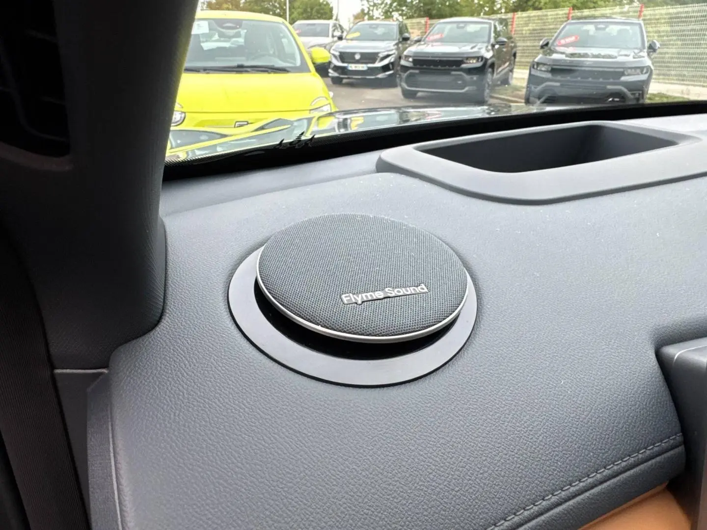 Gros plan sur l'enceinte Flyme Sound intégrée au tableau de bord du Geely STARRAY 1.5 EM-i 262ch Max+ 2026.