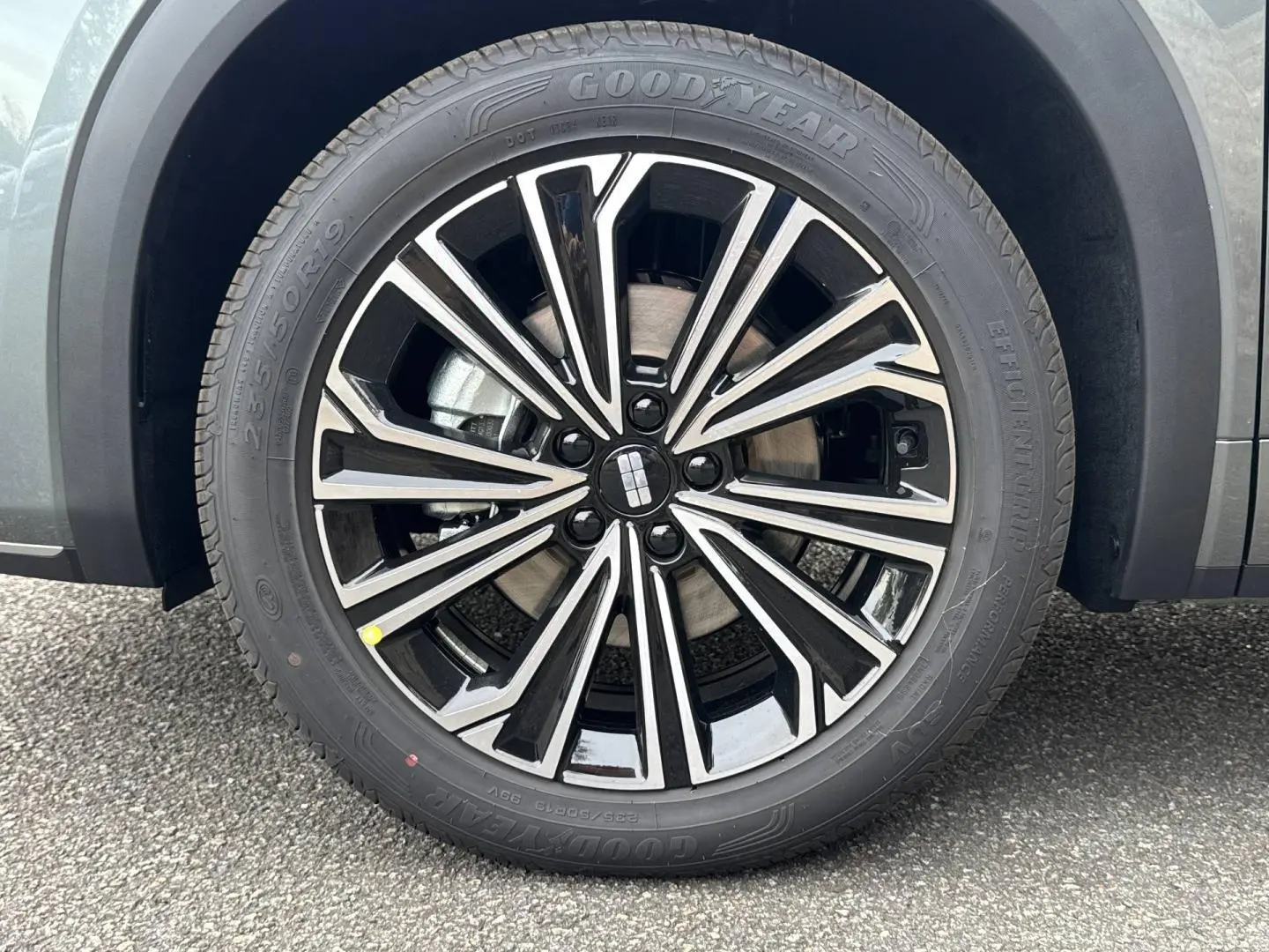 Gros plan sur la jante alu noire et argentée du côté gauche du Geely STARRAY Volcanic Grey Metallic.