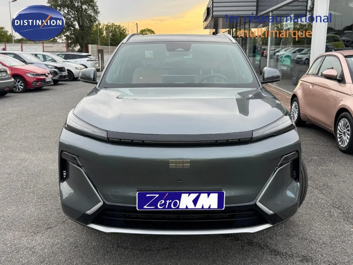 Vue frontale du Geely STARRAY 1.5 EM-i 262ch Max+ en Volcanic Grey Metallic, avec calandre lisse et phares LED fins.