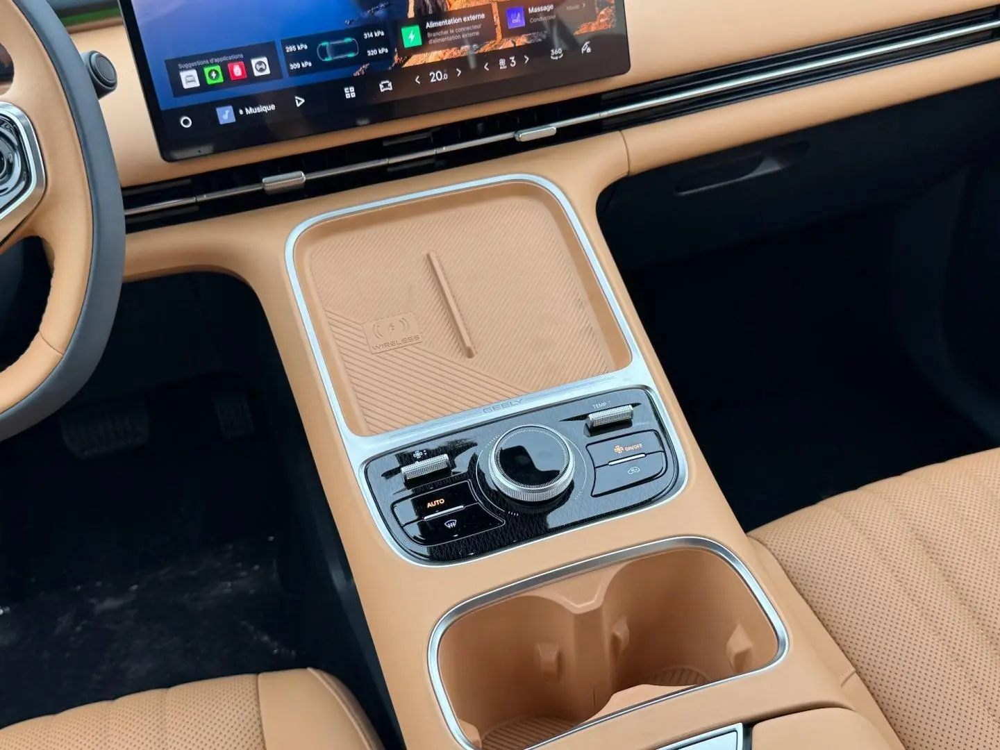 Gros plan sur la console centrale beige du Geely STARRAY 1.5 EM-i avec écran tactile et commandes intégrées.