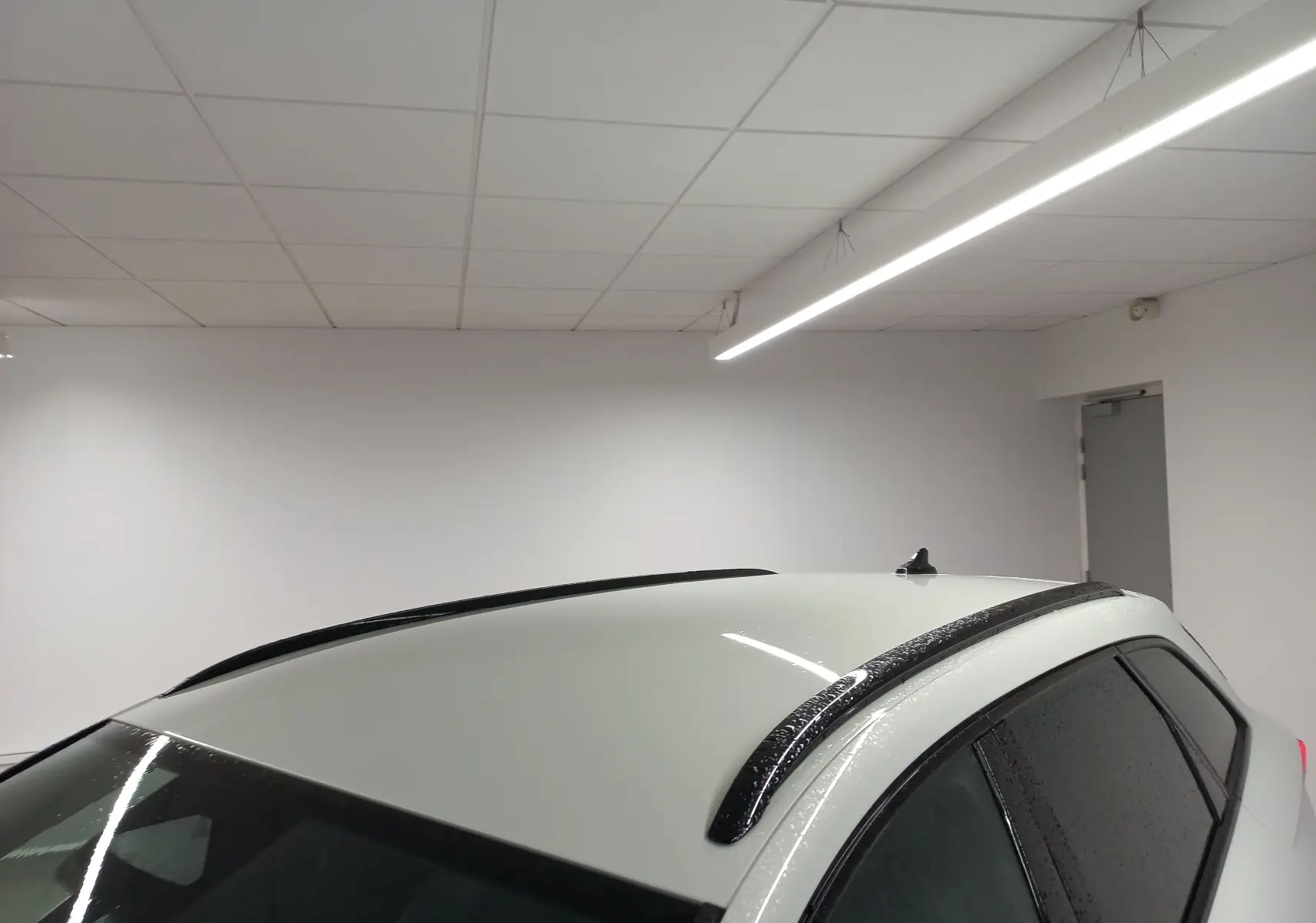 Toit et barres de toit noires du CUPRA LEON ST 1.5 eTSI 150 DSG7 V gris Taiga vus en plongée intérieure.
