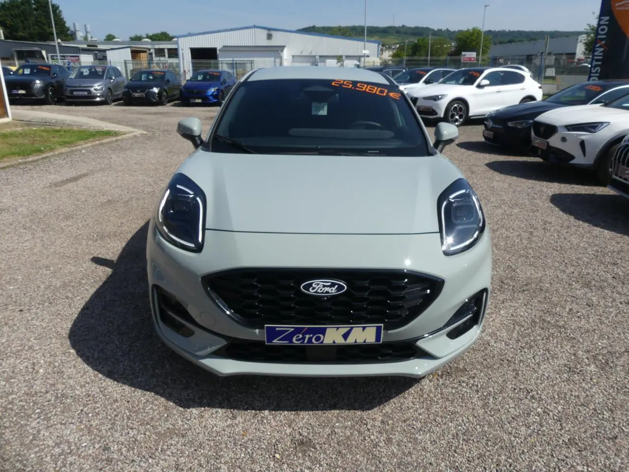 Vue frontale d'une Ford Puma gris métallisé 2025 avec calandre noire et phares LED distinctifs.