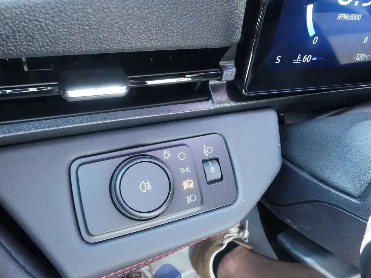 Gros plan sur le tableau de bord du Ford Puma 2025, montrant la commande des phares et l'instrumentation numérique.