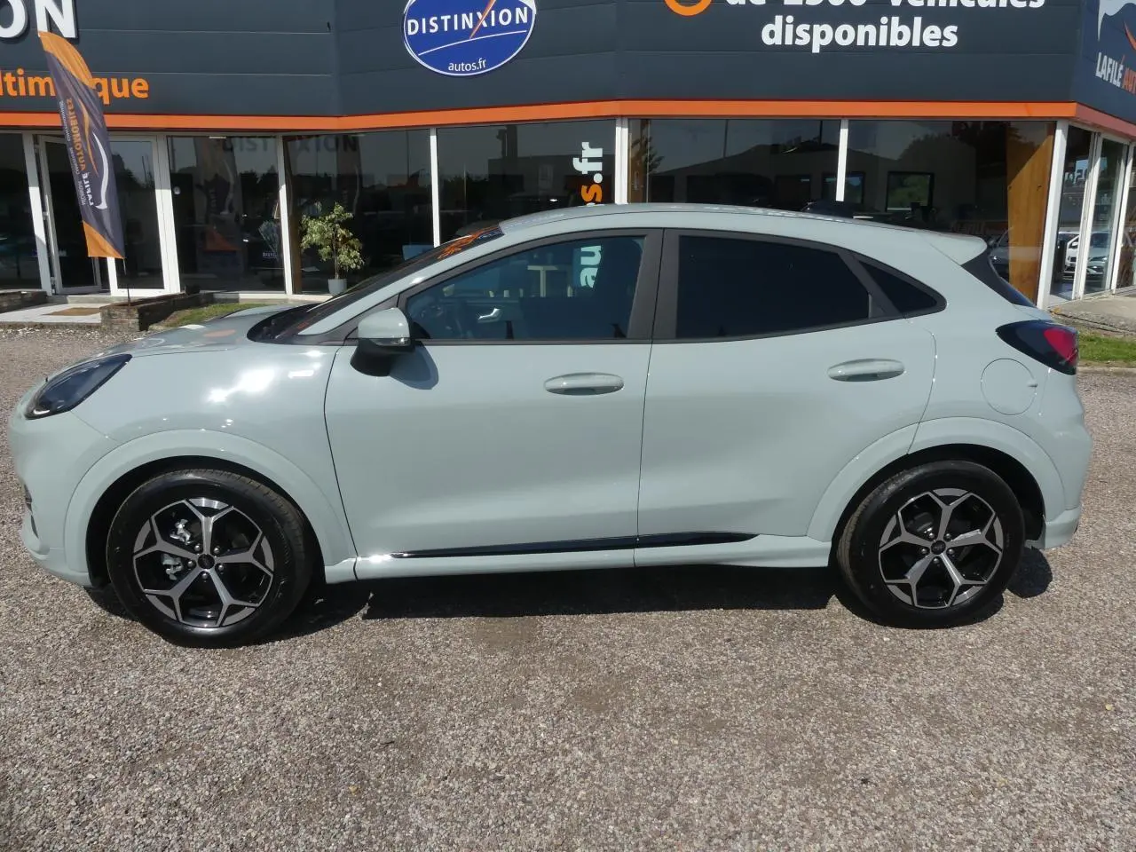 Ford Puma 2025 gris métallisé en vue profil côté gauche, avec jantes alliage noires et vitres surteintées.