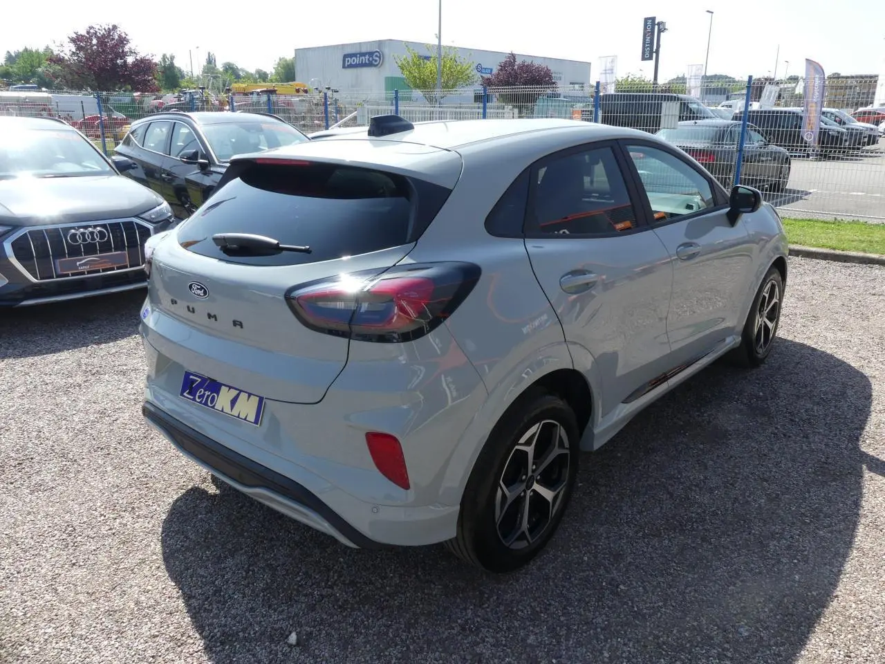 Vue 3/4 arrière droite d'un Ford Puma 2025 gris métallisé avec jantes alliage et vitres arrière surteintées.