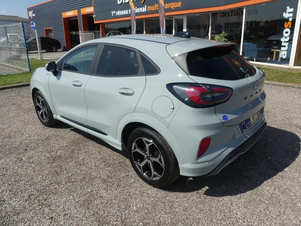 Vue 3/4 arrière droit d'un Ford Puma 2025 gris métallisé avec jantes alliage et vitres arrière surteintées.