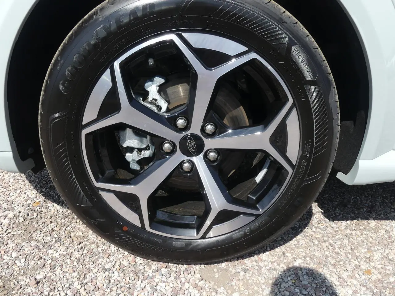 Gros plan sur la jante alliage 17 pouces noire et argentée du Ford Puma 2025 gris métallisé côté droit.