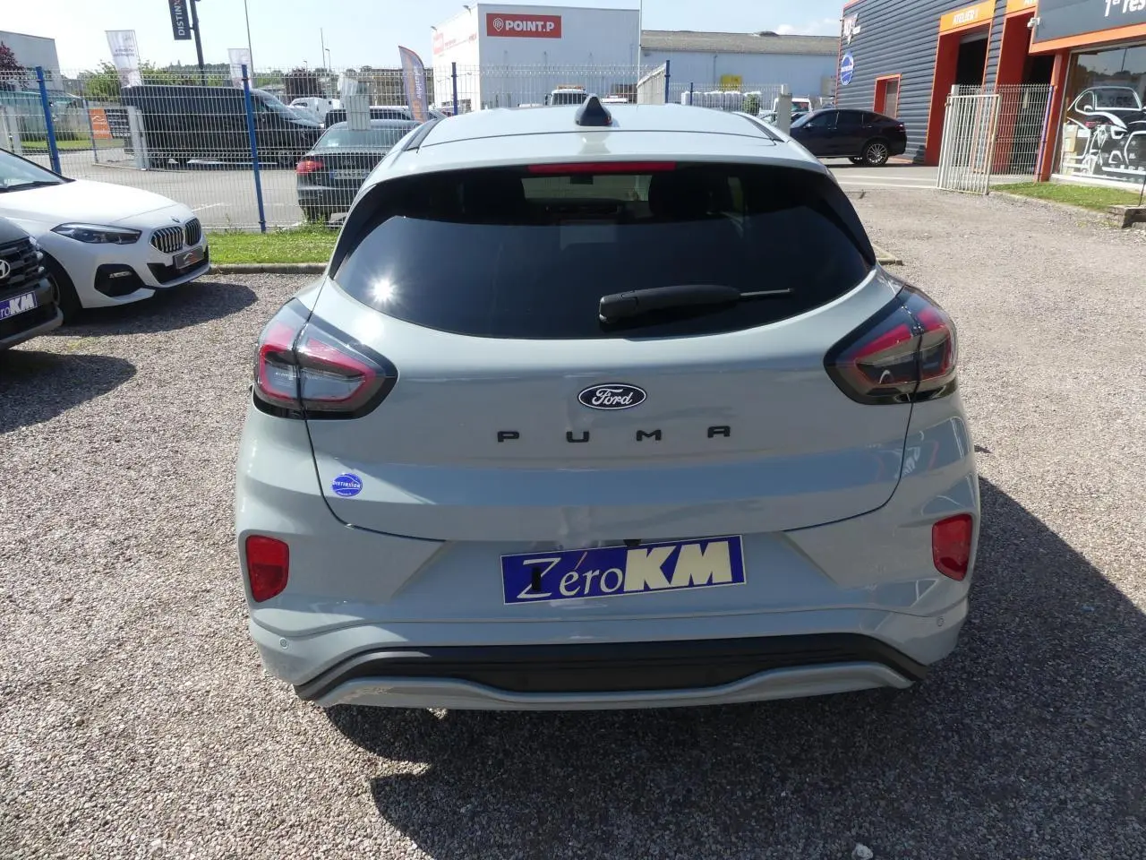 Vue arrière d'une Ford Puma gris métallisé 2025 avec feux LED et vitres arrière surteintées.