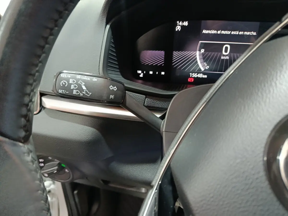 Gros plan sur le combiné d'instruments numérique et le commodo de régulateur de vitesse du Skoda Karoq 2024.