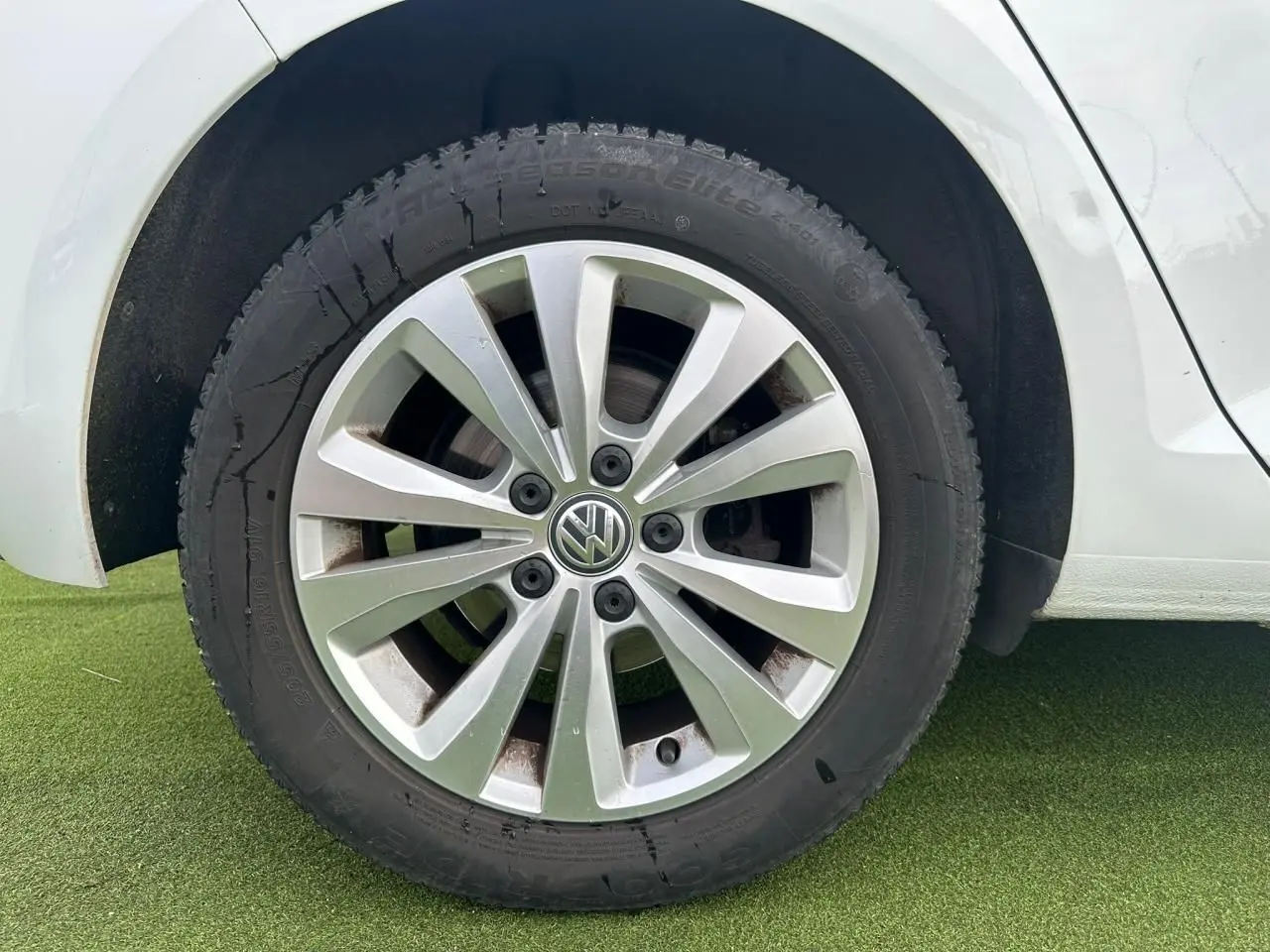 Gros plan sur la roue avant droite d'une Volkswagen Golf blanche, avec jante alliage léger 16 pouces Toronto.