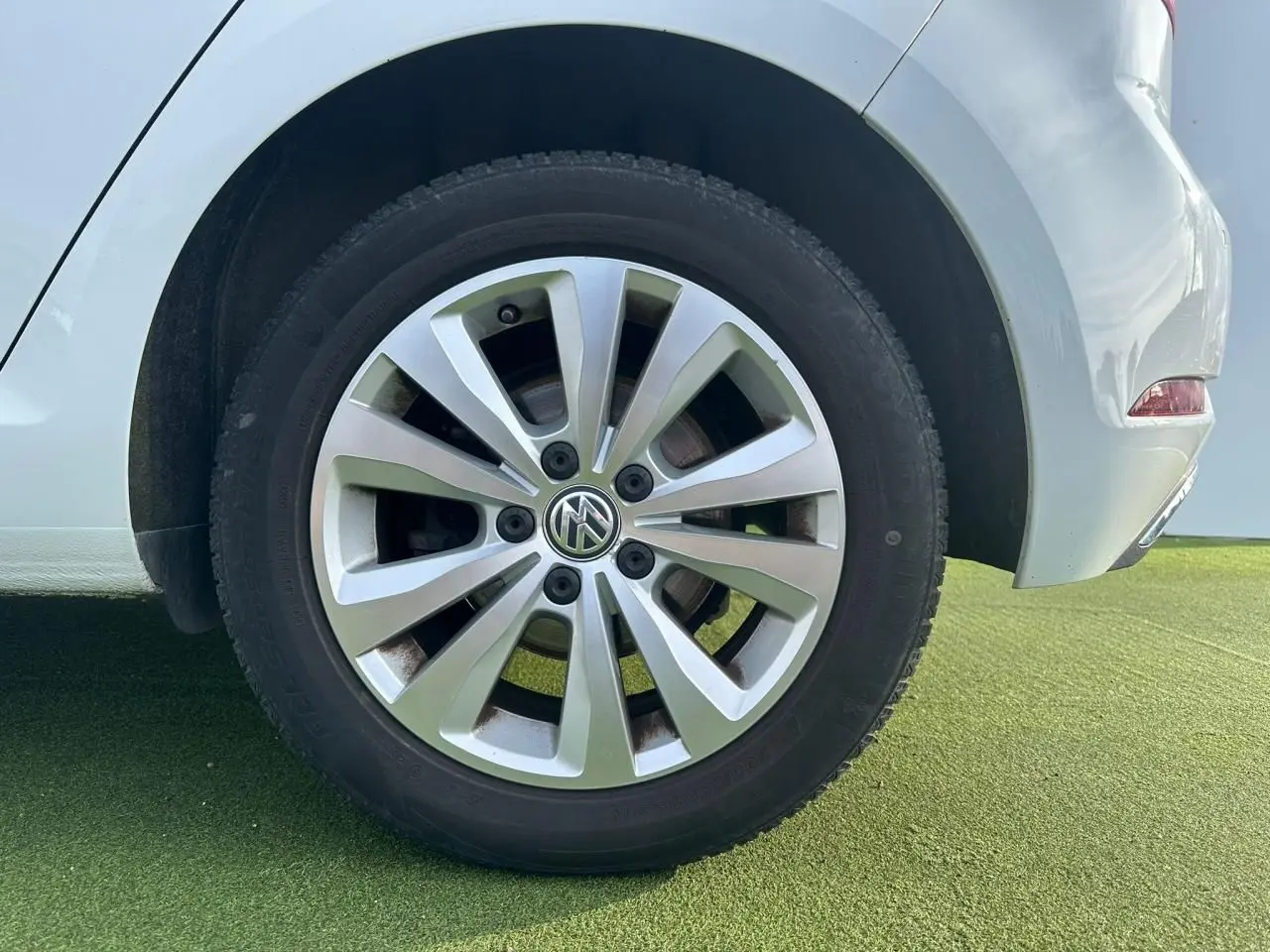 Gros plan sur la roue arrière droite d'une Volkswagen Golf blanche avec jante alliage 16 pouces Toronto.