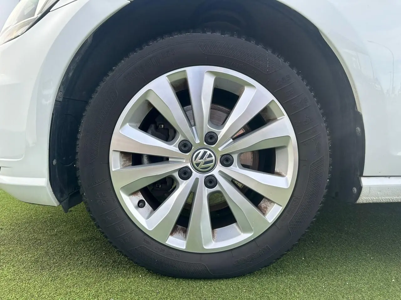 Gros plan sur la roue avant droite d'une Volkswagen Golf blanche avec jante alliage 16 pouces Toronto.
