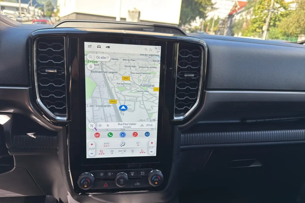Vue rapprochée de la console centrale du Ford Ranger 2026 avec écran tactile GPS et commandes climatisation.