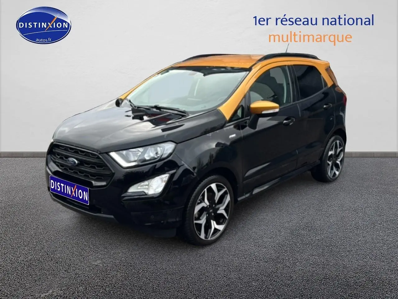 Ford EcoSport 1.0 Ecoboost noir avec toit et rétroviseurs jaunes, vue 3/4 avant côté gauche.