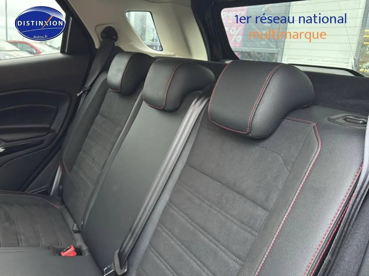 Vue intérieure sur la banquette arrière noire avec surpiqûres rouges du Ford EcoSport 2019 côté droit.