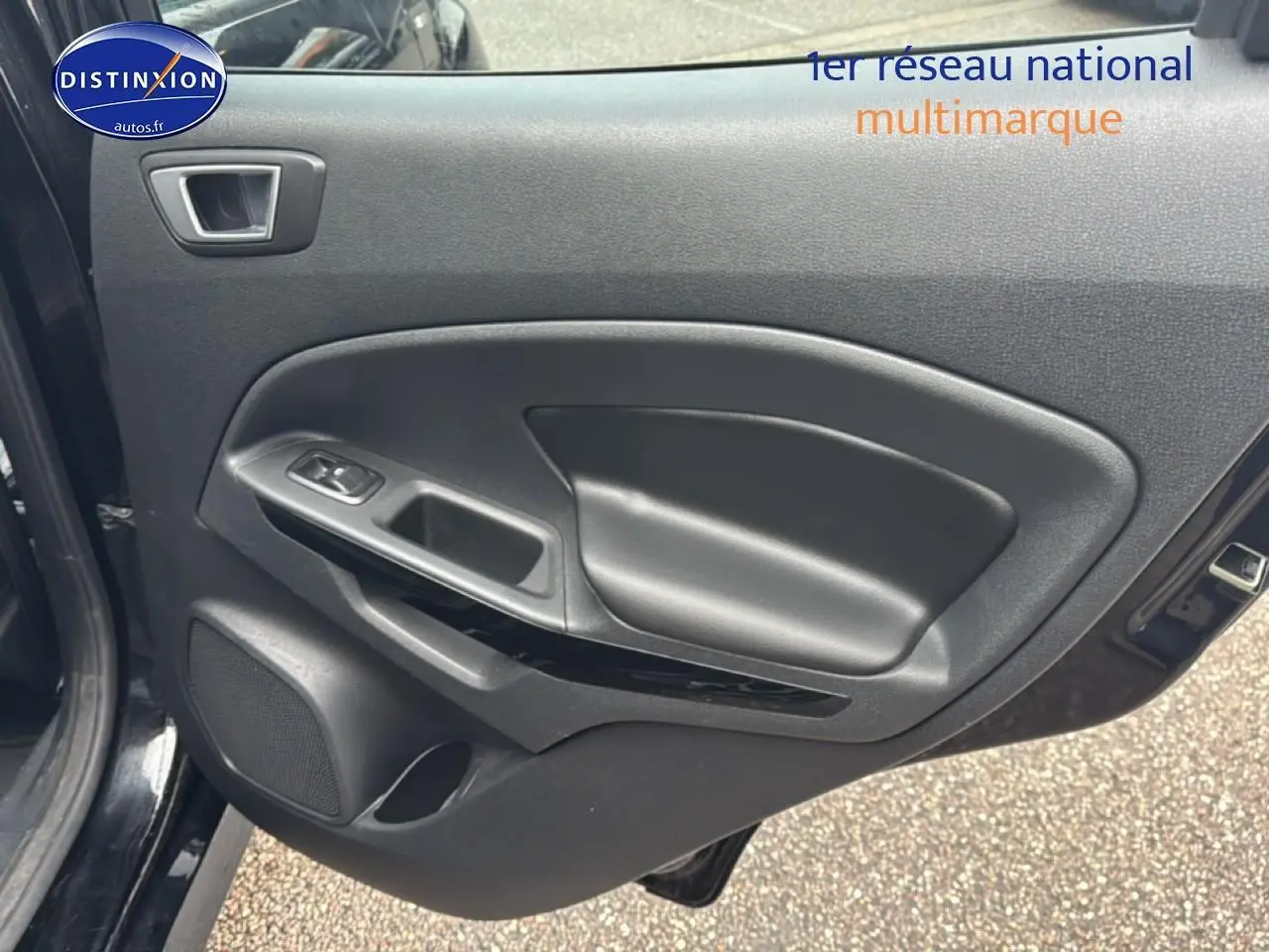 Vue intérieure de la porte avant gauche noire du Ford EcoSport 2019 avec haut-parleur intégré et commandes de vitres.