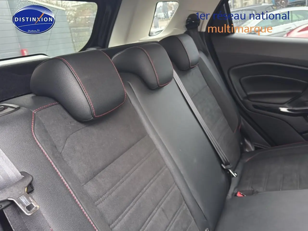 Vue intérieure sur la banquette arrière en cuir et tissu noir avec surpiqûres rouges du Ford EcoSport 2019.
