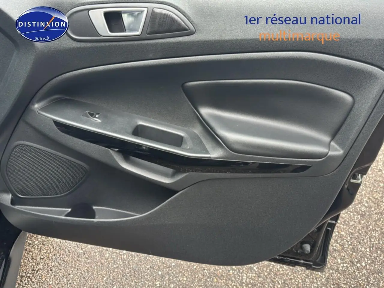 Vue rapprochée de la porte avant gauche noire du Ford EcoSport 2019 avec habillage cuir et commande de vitre.