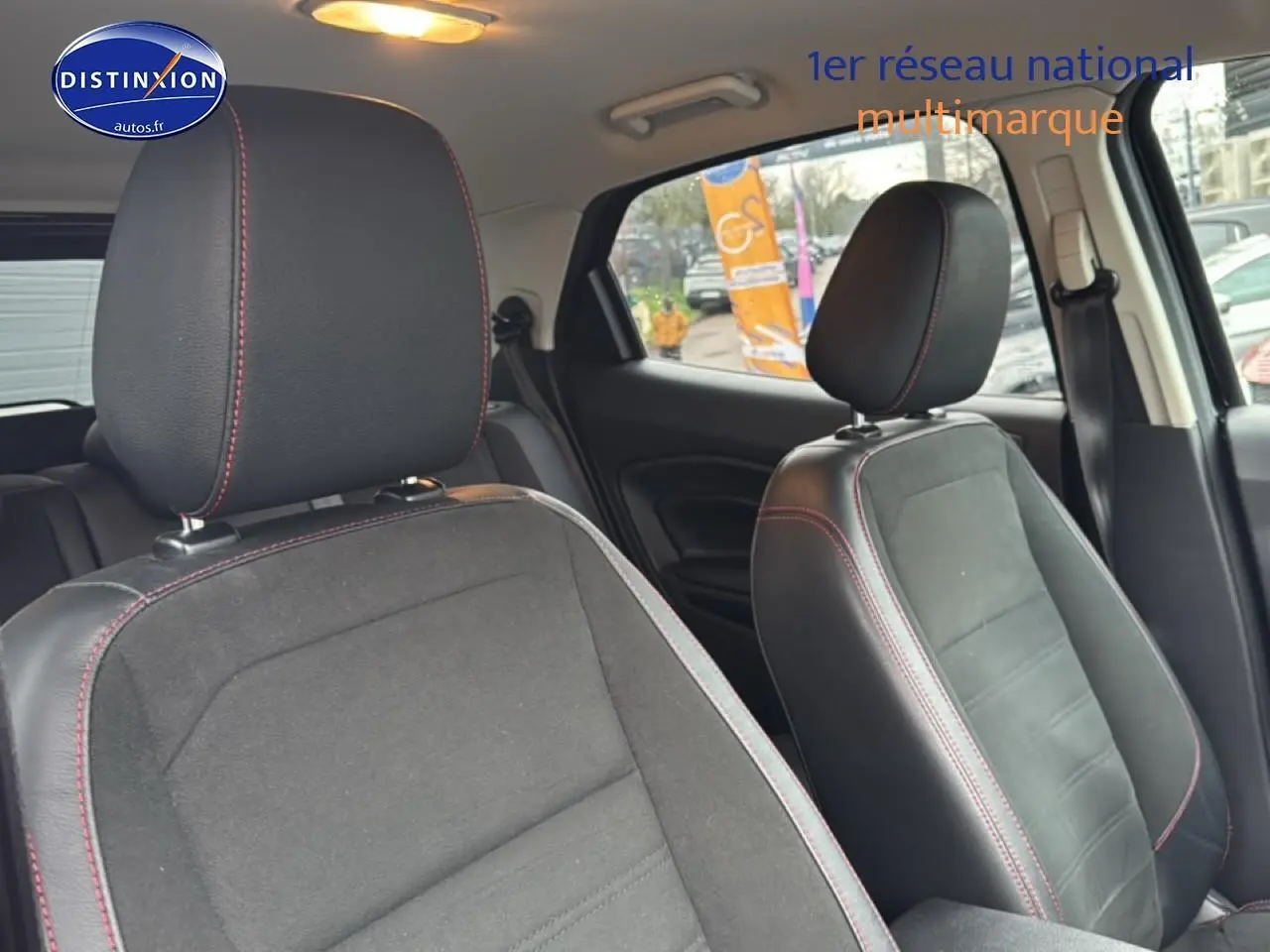 Vue intérieure rapprochée des sièges avant noirs avec surpiqûres rouges du Ford EcoSport 2019 finition ST-Line.