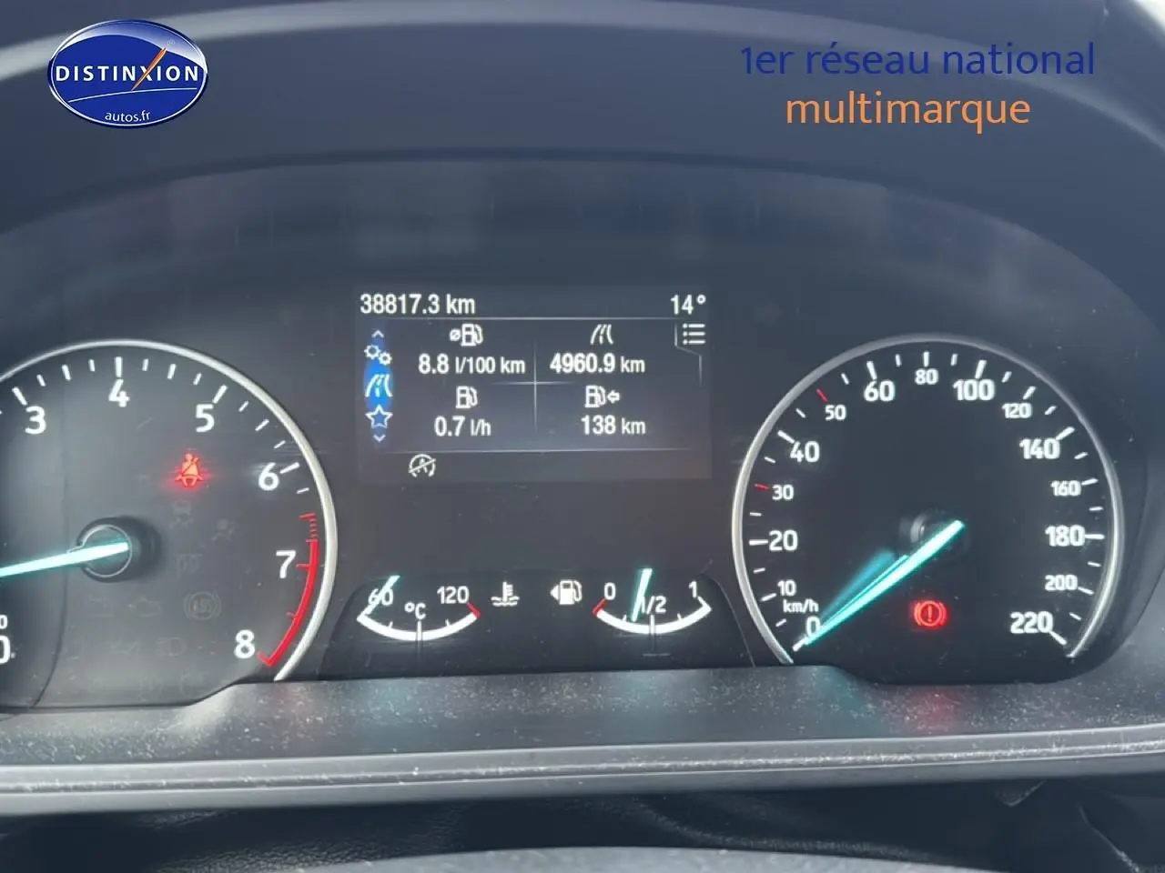 Tableau de bord du Ford EcoSport noir 2019, affichage numérique central avec compte-tours et vitesse analogiques.